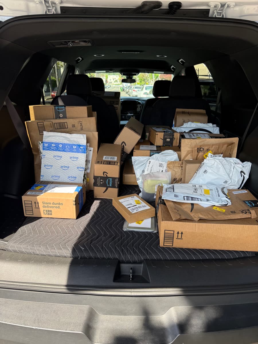 Mixed parcel sizes organized in a delivery vehicle